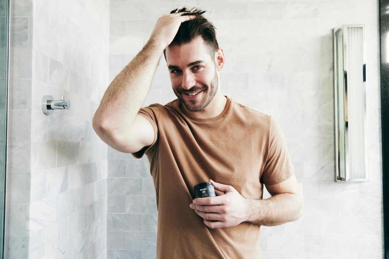 Effortless and Timeless Gents Hair Style Choices for Everyday Confidence 11 https://brickellmensproducts.ca/cdn/shop/articles/how_to_use_pomade.jpg?v=1704387172